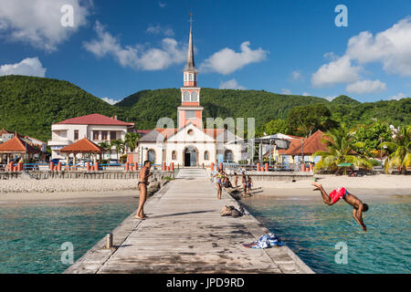 Petite Anse d'Arlet village, con San Henri Chiesa e pontone, in Martinica Foto Stock