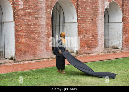 Pellegrino al Shait Gumbad sessanta moschea a cupola, Bagerhat, Bangladesh Foto Stock