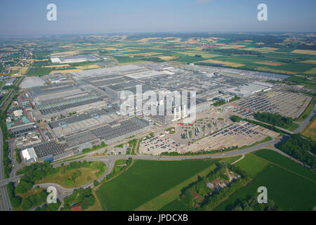 VISTA AEREA. Mega fabbrica con una produzione annuale di 340.000 automobili (nel 2015). Stabilimento BMW Group Dingolfing, Baviera, Germania. Foto Stock