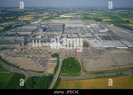 VISTA AEREA. Mega fabbrica con una produzione annuale di 340.000 automobili (nel 2015). Stabilimento BMW Group Dingolfing, Baviera, Germania. Foto Stock