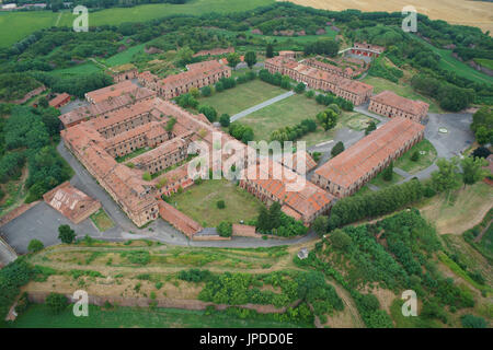 VISTA AEREA. Cittadella militare risalente al 18th secolo. Alessandria, Piemonte, Italia. Foto Stock