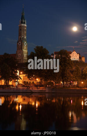 Chiesa di San Martino riflessa nel fiume Isar, è la chiesa più alta del mondo fatta di mattoni (altezza: 130 metri). Landshut, Baviera, Germania. Foto Stock