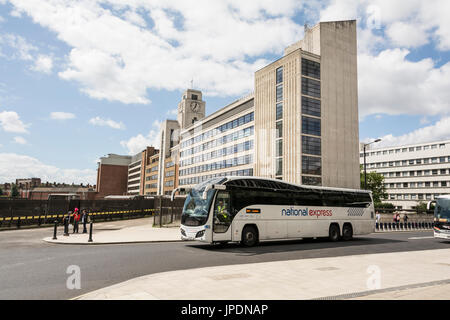 Un autobus National Express fuori la stazione dei pullman di Victoria a Londra SE1, Regno Unito Foto Stock