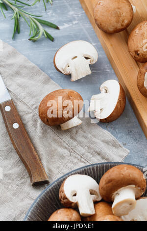 Vista dall'alto di champignon freschi Portobello. Concetto di cottura. Foto Stock