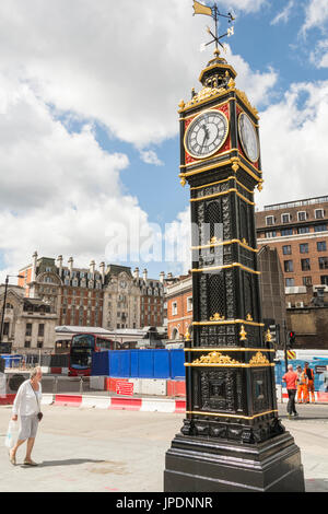 Ben poco di ghisa 30 piedi copia del Big Ben di Londra in Victoria, Londra, Regno Unito Foto Stock