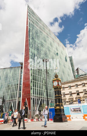 Ben poco di ghisa 30 piedi copia del Big Ben di Londra in Victoria, Londra, Regno Unito Foto Stock