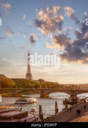 Parigi con la Torre Eiffel contro il tramonto colorato in Francia Foto Stock