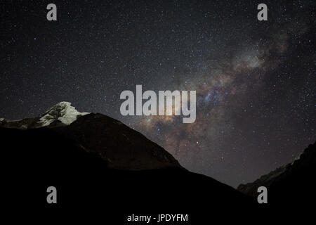 Via Lattea sulla Cordillera Blanca montagne e gli alpinisti sul ghiacciaio Artesonraju, sul loro modo di vertice Foto Stock