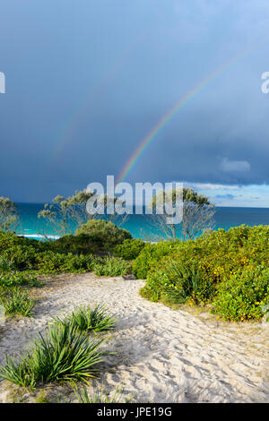 Rainbow e tempestoso cieli di Seven Mile Beach, Forster, Nuovo Galles del Sud, NSW, Australia Foto Stock