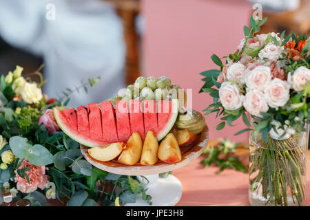 La tabella di banchetti con frutti Foto Stock