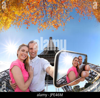 Giovane tenendo Selfie dalla famosa Torre Eiffel a Parigi, Francia Foto Stock