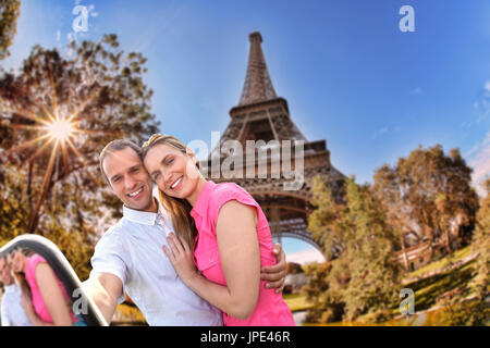 Giovane tenendo Selfie dalla famosa Torre Eiffel a Parigi, Francia Foto Stock