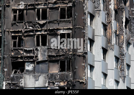 Vista ravvicinata di resti di grenfell tower, un blocco residenziale di appartamenti. almeno 80 persone sono morte in seguito a un terribile incendio del 14 giugno 2017. Foto Stock