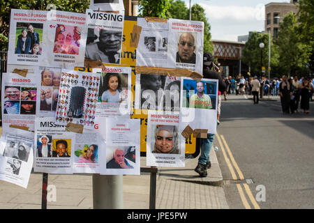 Manifesti la visualizzazione di persone scomparse dopo il devastante incendio a Grenfell Tower Foto Stock