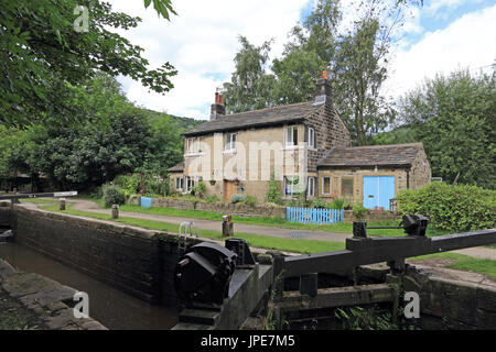 Ex-Lock keeper's cottage in Rochdale Canal, Hebden Bridge, West Yorkshire Foto Stock