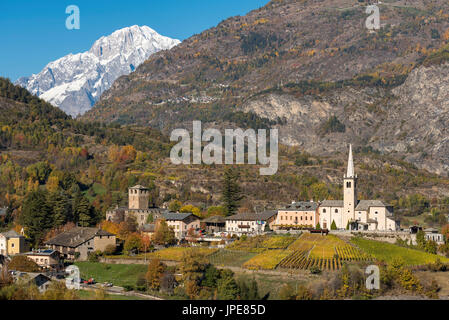 Castello e Chiesa di Introd con Mont Blanc in background, Valle d'Aosta, Italia. Foto Stock