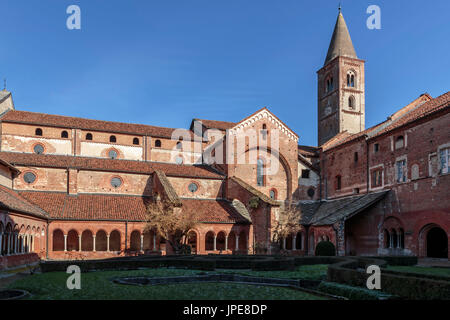 Staffarda, in provincia di Cuneo, Piemonte, Italia, Europa. L'Abbazia di Staffarda Foto Stock