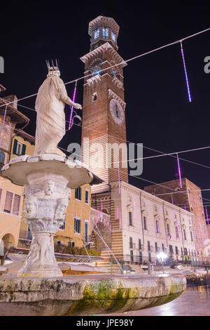 Verona, Veneto, Italia. Piazza delle Erbe con la Torre dei Lamberti di lo sfondo di notte Foto Stock