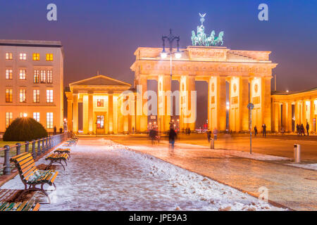 Pariser Platz e la Porta di Brandeburgo a Berlino città con la neve, il Land di Berlino, Germania, Europa Foto Stock