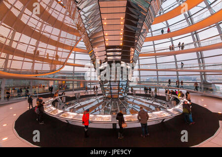 La terrazza sul tetto e la cupola del Reichstag, Bundestag, il palazzo del parlamento di Berlino. La città di Berlino, il Land di Berlino, Germania, Europa Foto Stock