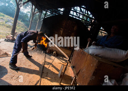 Africa,Malawi,Lilongwe distretto, Dedza pottery. Industria ceramica Foto Stock