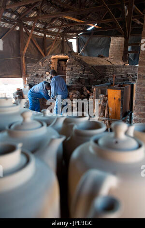 Africa,Malawi,Lilongwe distretto, Dedza pottery. Industria ceramica Foto Stock