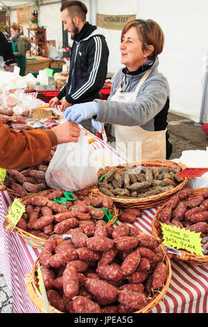 Vista dettagliata del salame con rispetto i cartellini del prezzo a Moncalvo fiera del tartufo, Italia Foto Stock