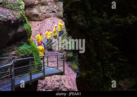 L'Italia, Trentino Alto Adige, Val di Non, gli escursionisti in Rio Sass Canyon. Foto Stock