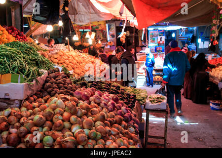 Cittadini e turisti a piedi nel mercato di verdure nel centro di Amman in Giordania Foto Stock