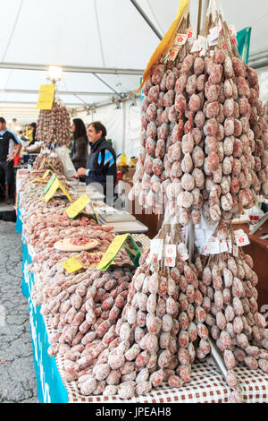 Vista dettagliata del salame con rispetto i cartellini del prezzo a Moncalvo fiera del tartufo, Italia Foto Stock