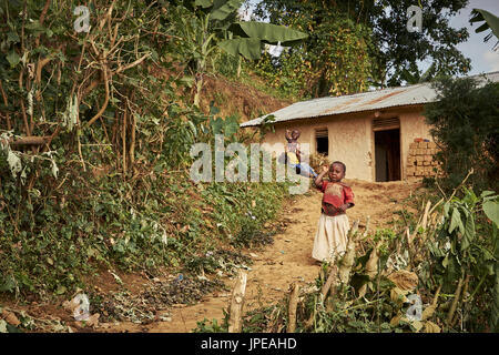 Dei bambini felici in un villaggio tribale vicino alla Foresta impenetrabile di Bwindi,Foresta impenetrabile di Bwindi, Bwindi National Park, Kanungu District, Kigezi sub-regione, Uganda, Eastern Africa equatoriale, Africa Foto Stock