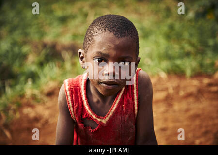 Povero ragazzo in un villaggio tribale vicino alla Foresta impenetrabile di Bwindi,Foresta impenetrabile di Bwindi, Bwindi National Park, Kanungu District, Kigezi sub-regione, Uganda, Eastern Africa equatoriale, Africa Foto Stock