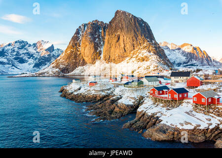 Hamnoy, isole Lofoten in Norvegia. inverno vista in una giornata di sole Foto Stock