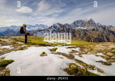 Escursionista ammirando i picchi tra Simplon e Alpe Veglia (Val Divedro, Ossola, Piemonte, Italia) Foto Stock