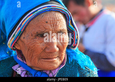 Donna cinese in antiche Bai indumenti durante il Heqing Qifeng Pera festival dei fiori, Cina Foto Stock