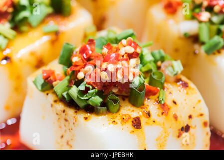 Tofu cinesi con peperoncino Salsa - Cucina cinese Foto Stock