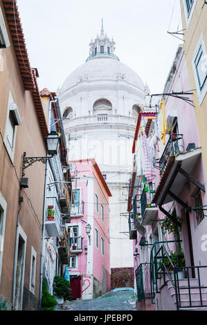 Strada stretta a Lisbona con il Pantheon in background Foto Stock