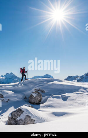 San Vigilio di Marebbe, Sennes, Dolomiti, Provincia Autonoma di Bolzano Alto Adige - Italia Una vista di un escursionista andando fino alla cima di una collina con le racchette da neve Foto Stock