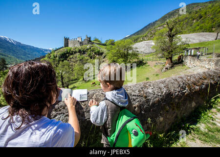 Consultazione di un opuscolo informativo sul sentiero per Castello Visconti Venosta di Grosio. Provincia di Sondrio. La Valtellina. Lombardia. L'Italia. Europa Foto Stock