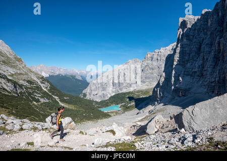 Il Sorapiss, Dolomiti, Veneto, Italia. Discesa verso il lago di Sorapiss Foto Stock