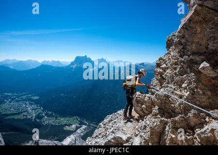 Il Sorapiss, Dolomiti, Veneto, Italia. Scalatore sulla via ferrata Berti Foto Stock