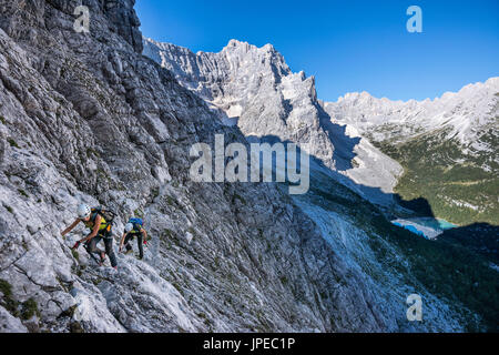 Il Sorapiss, Dolomiti, Veneto, Italia. Gli alpinisti sulla via ferrata Vandelli Foto Stock