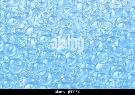 Bolle sfondo con bagno trasparente sapone liquido come un mucchio di sfere di schiuma in molti formati circolari floating come pulire i simboli blu di lavaggio. Foto Stock