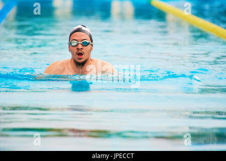 Uomo di nuotare in piscina lane. Giovani sportman in piscina Foto Stock