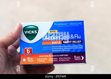 Azione Vicks raffreddore e influenza il giorno e notte compresse di sfiato Foto Stock