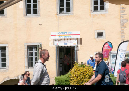 Mercato di domenica a Arreau, Hautes-Pyrénées, Francia. Foto Stock