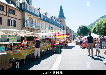 Mercato di domenica a Arreau, Hautes-Pyrénées, Francia. Foto Stock