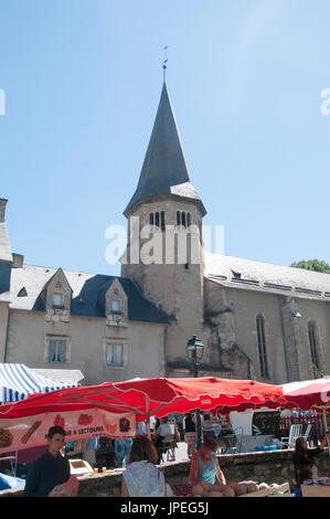 Mercato di domenica a Arreau, Hautes-Pyrénées, Francia. Foto Stock