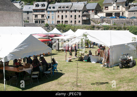Mercato di domenica a Arreau, Hautes-Pyrénées, Francia. Foto Stock