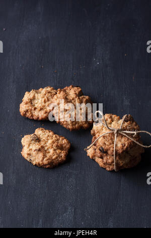 Farina di avena cookie su sfondo nero Foto Stock